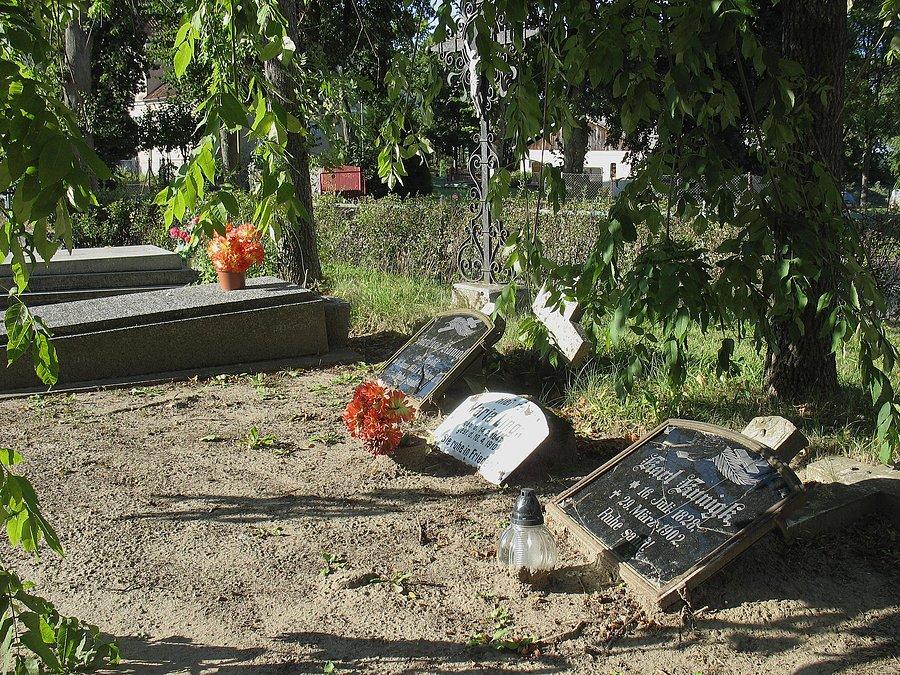 Groby przy kościele w Nowym Kawkowie