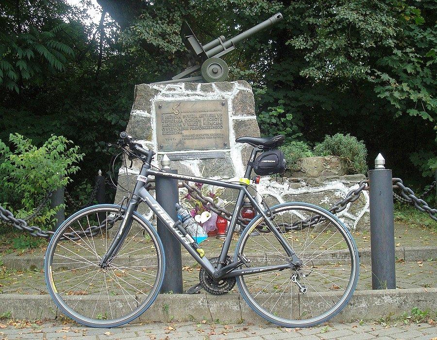 Obelisk kombatancki z armatą ku pamięci 2 Łużyckiej Dywizji Altylerii WP