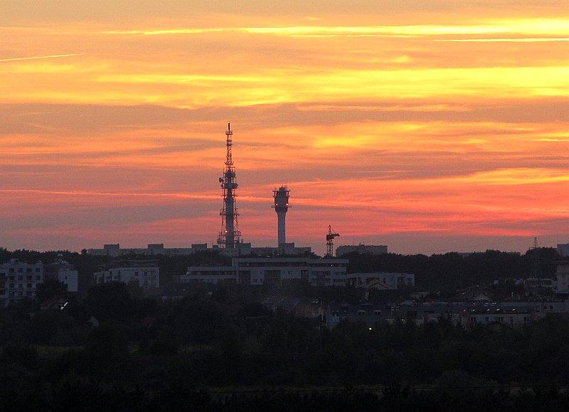 Widok na piątkowskie wieże SLR w Poznaniu (wyższa 128m. niższa 76m.)