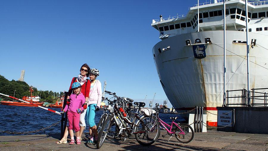 Przystań promowa w Nowym Porcie, w tle - pomniek na Westerplatte