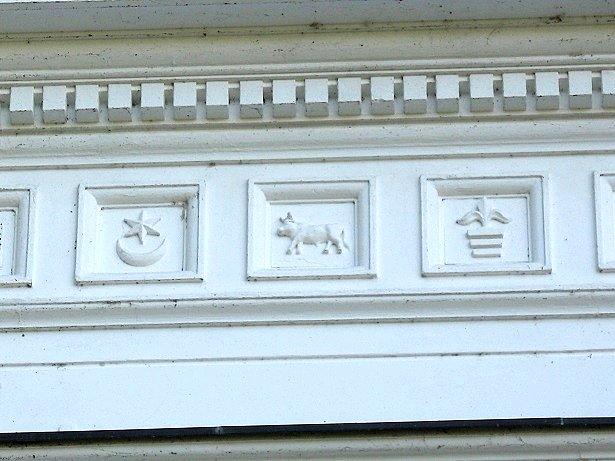 A tu takie detale architektoniczne na frontonie pałacu w Falentach