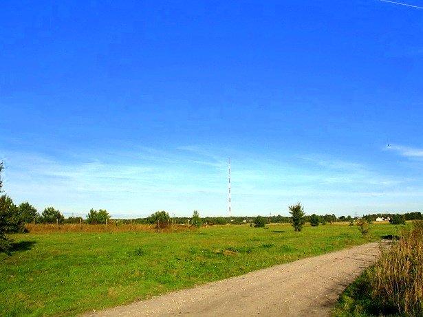 Widoczek na maszt antenowy nadajnika w Łazach, tradycyjnie nazywanego stacją nadawczą w Raszynie
