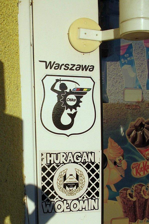 Tajemne znaki dla wtajemniczonych na ramie wejścia do sklepu w Piskórce