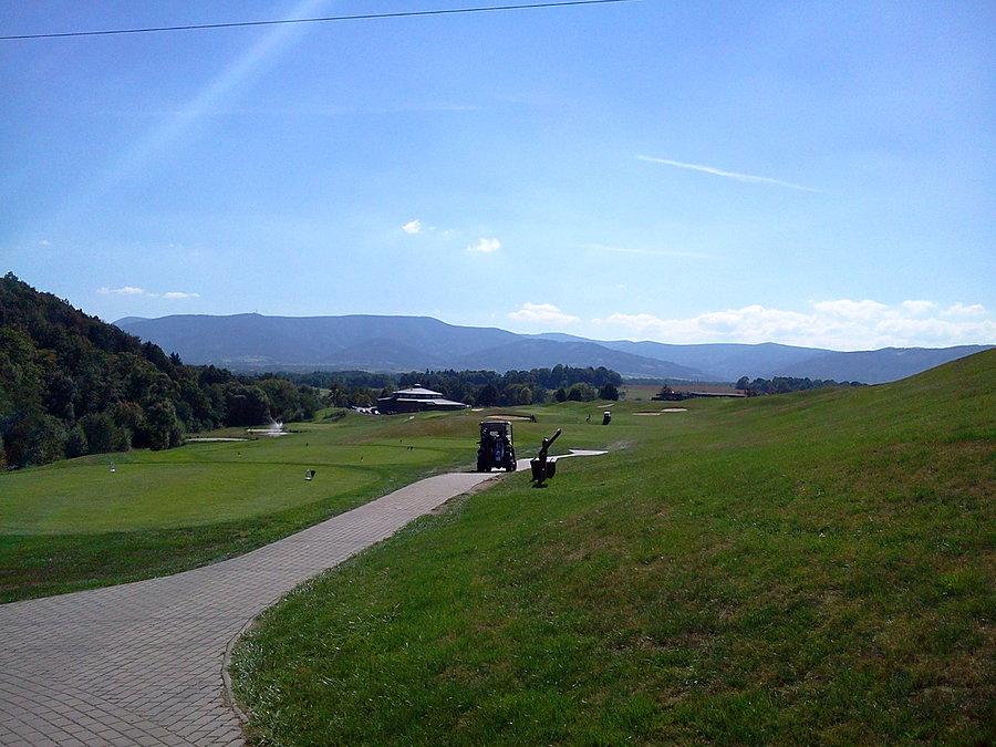 Pola golfowe w Ropicy3