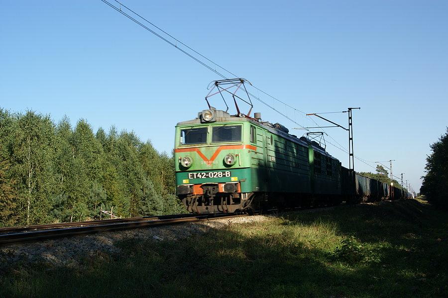 ET42-028 jedzie po torze lewym w kierunku Kamienia Śląskiego