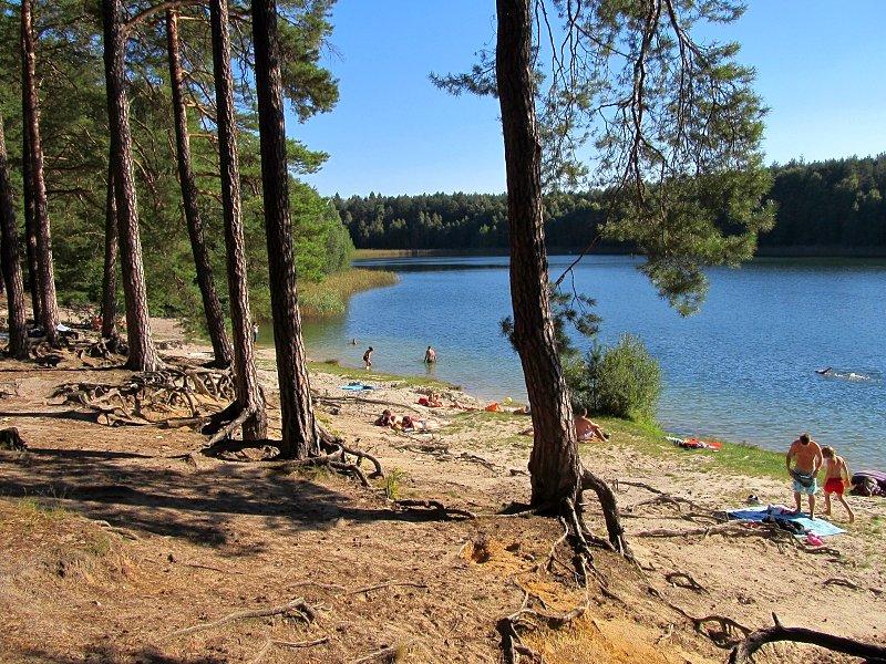 Puszcza Zielonka - na plaży w Okońcu nad Jeziorem Miejskim sporo ludzi się wygrzewało we wrześniowym Słońcu