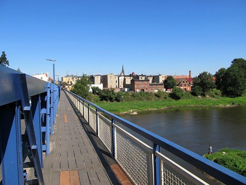 Idąc drewnianym mostkiem, podziwiam nadbrzeże