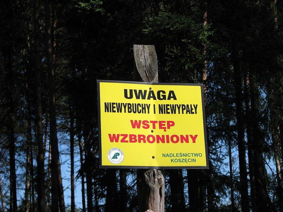 Mijamy kilka takich tabliczek