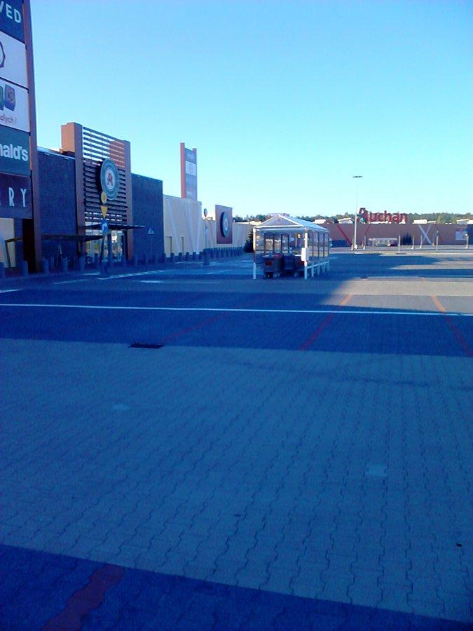 Pusty parking przy CH w Łomiankach