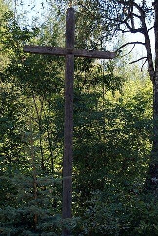 Obok pomnika upamiętniającego Wigilię, stoi prosty drewniany krzyż