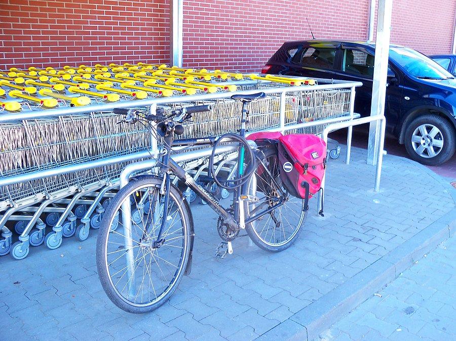 Biedronka ze stojakami rowerowymi ,,U''