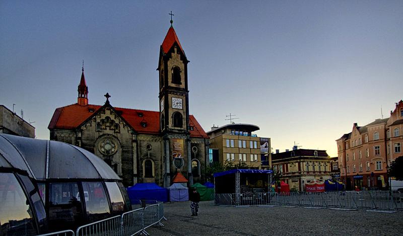 Tylko ochrona przechadza się po centrum
