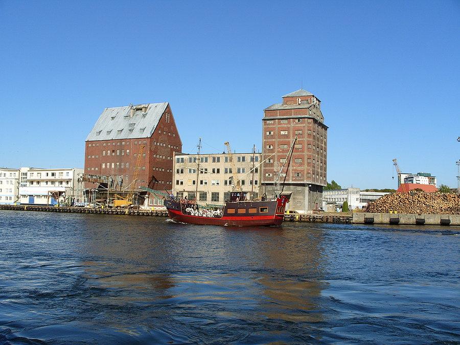 Port rybacki w Kołobrzegu i Santa Maria w tle