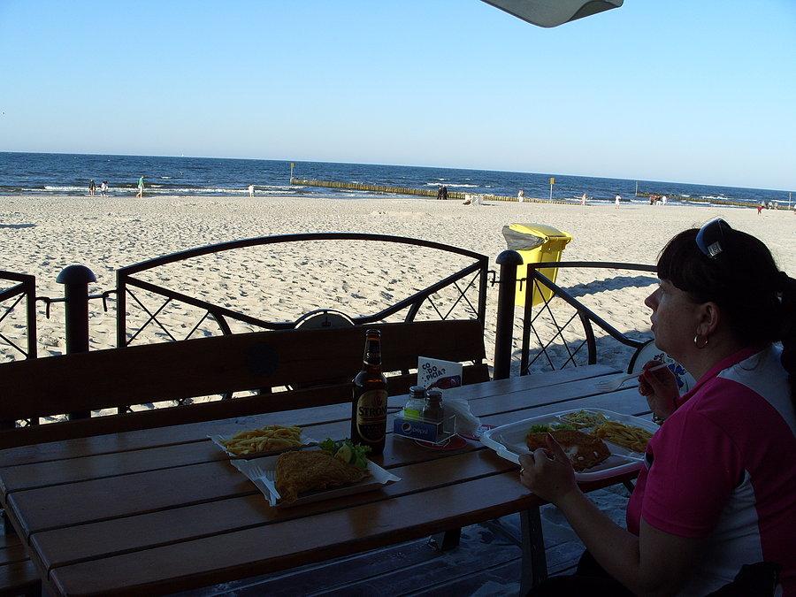Za dobre sprawowanie świeża rybka na plaży przy szumie fal. Nic dodać nic ująć ;)