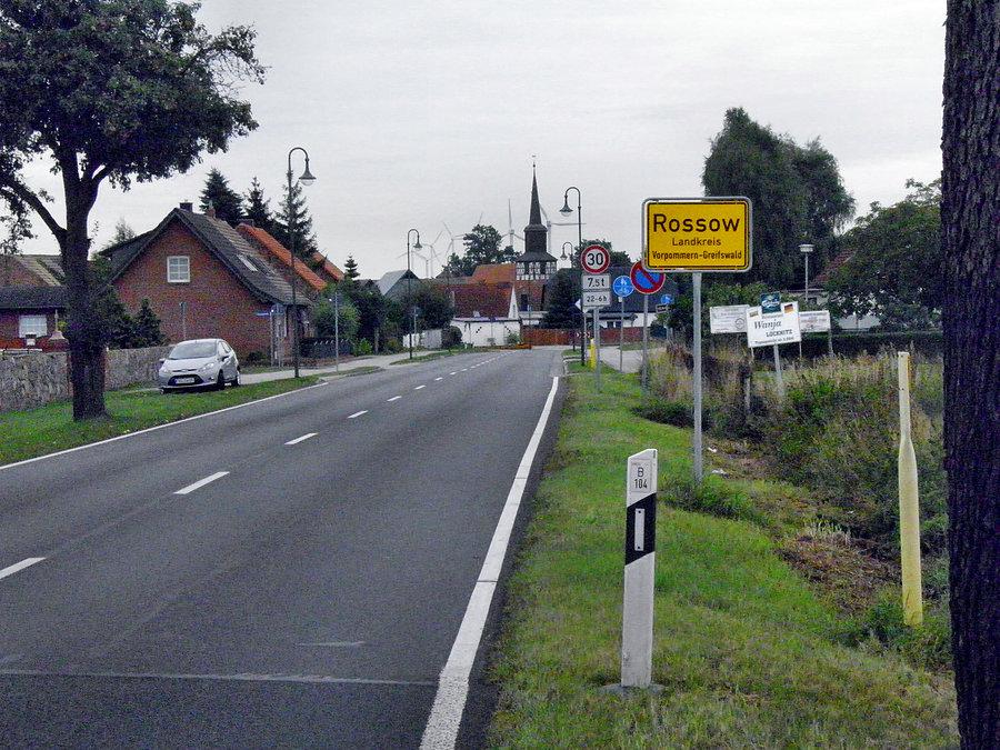 Fragment drogi Lubieszyn - Pasewalk. Duży ruch pojazdów, prawie bez ścieżek rowerowych