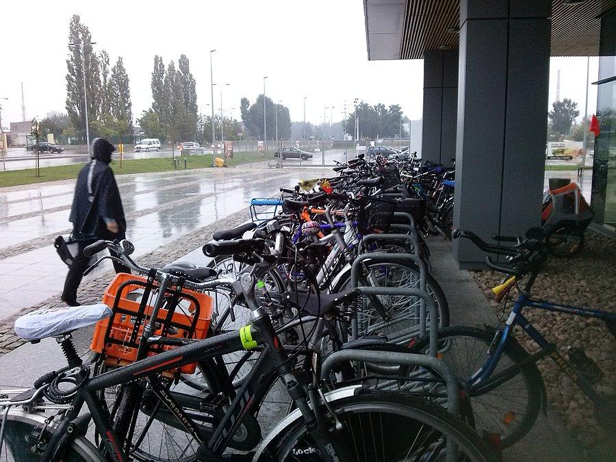 Parking rowerowy na kongresie... pada
