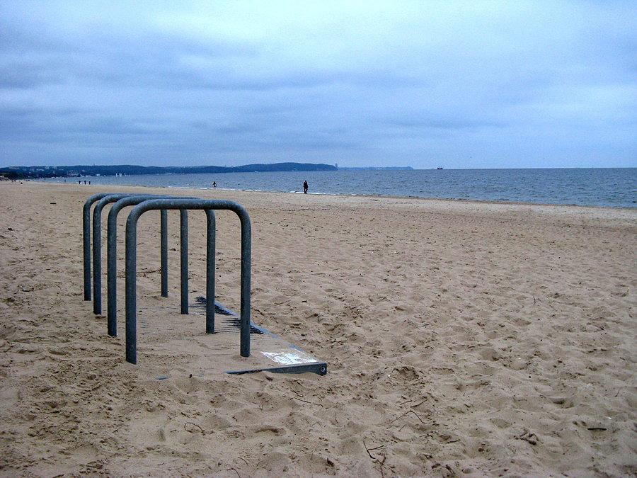 Stojaki na rowery na plaży