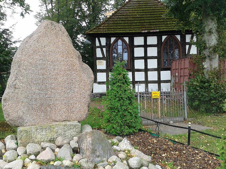 Kamień pamięci poświęcony poległym mieszkańcom Podańska na frontach I wojny światowej