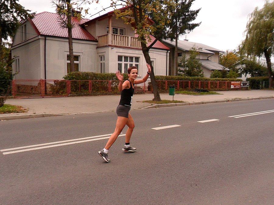 Ela zamiast biec to pozuje do zdjęć :D