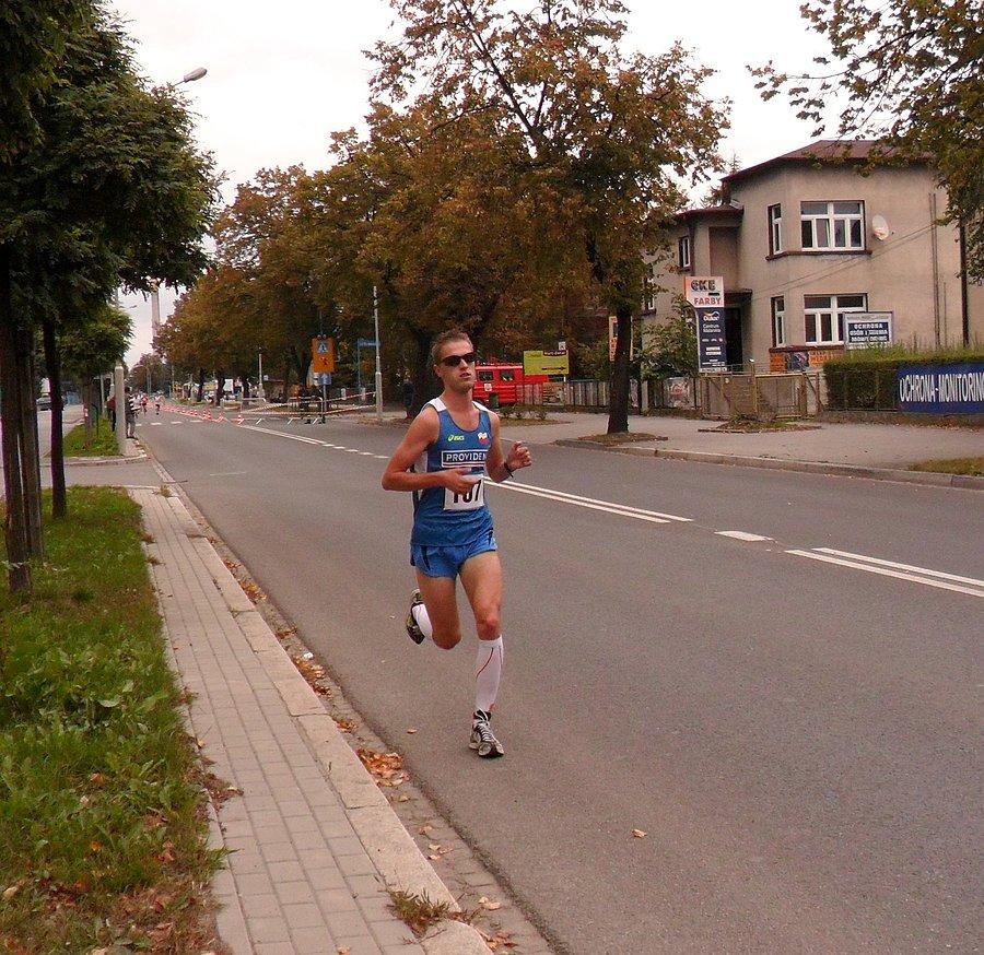Mateusz zapodaje w czołówce