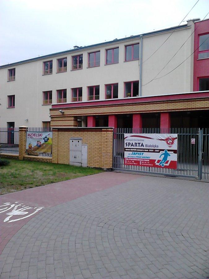 Tu ddr kończy się przy wjeździe do szkoły