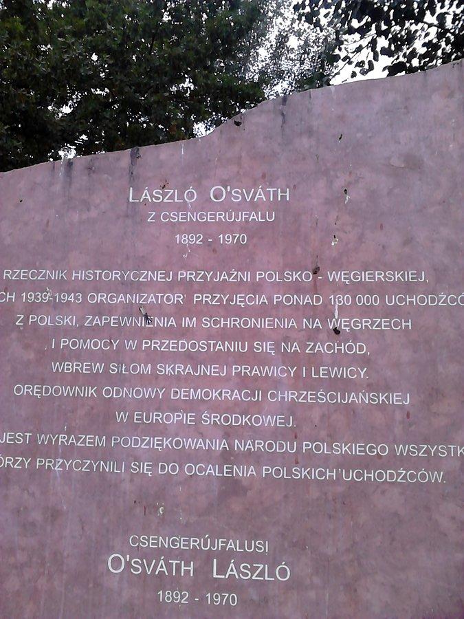 Tablica wyjaśniająca, czyj to pomnik