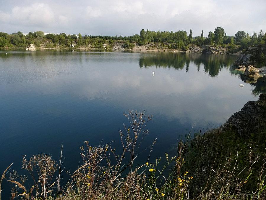 Turkusowe jezioro w starym kamieniołomie. W starym, nieczynnym od lat 60. ubiegłego wieku kamieniołomie utworzyło się jezioro o powierzchni ok. 4,5 ha i maksymalnej głębokości 25 m. Białe skały wapienne nadają wodzie niepowtarzalny jasny, turku