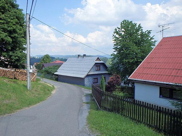 Wieś Hrcava - na żółtym szlaku