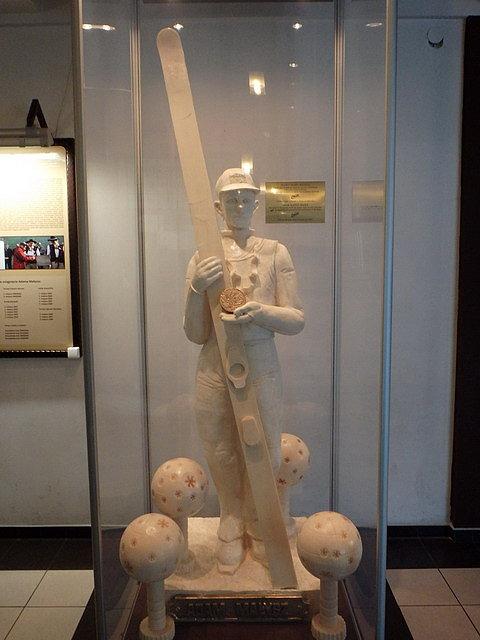 Wisła - czekoladowa figura Adama Małysza w holu kina "Marzenie"