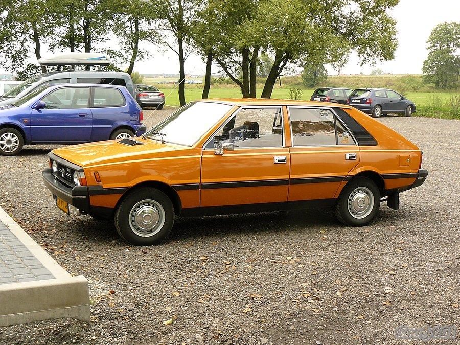 Elegancki Polonez na chudowskim parkingu :)