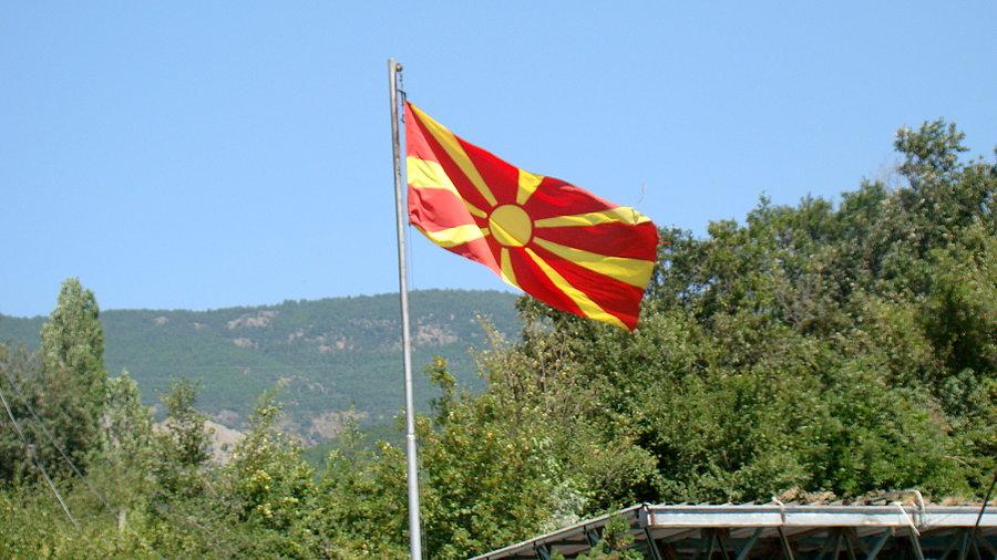 Jedna z nielicznych macedońskich flag