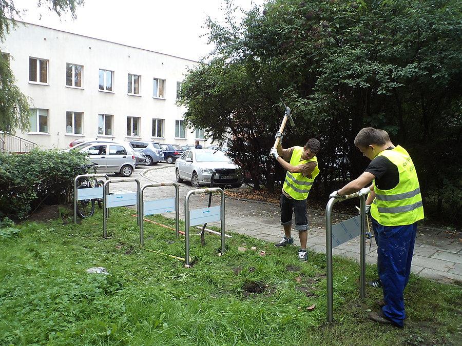 Montaż stojaków rowerowych