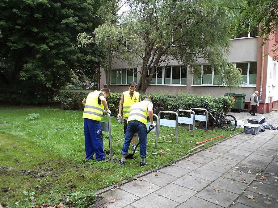 Montaż stojaków rowerowych