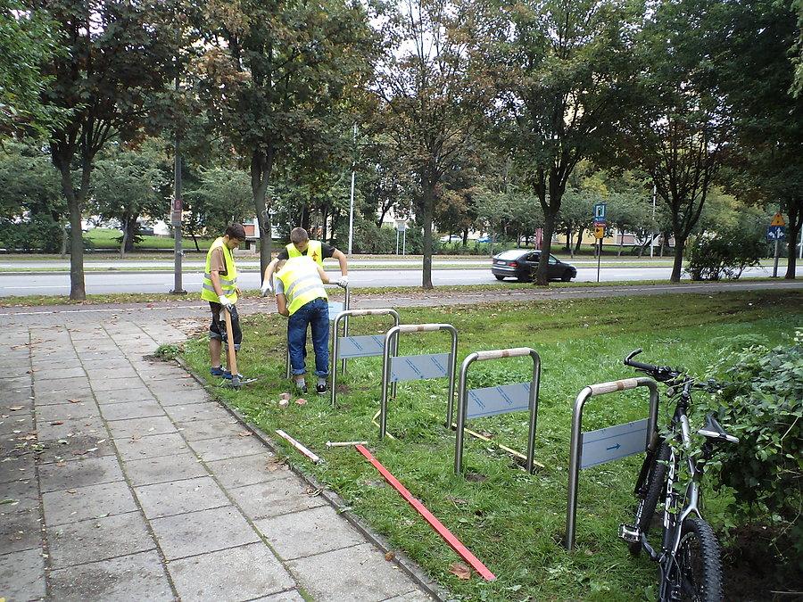 Montaż stojaków rowerowych