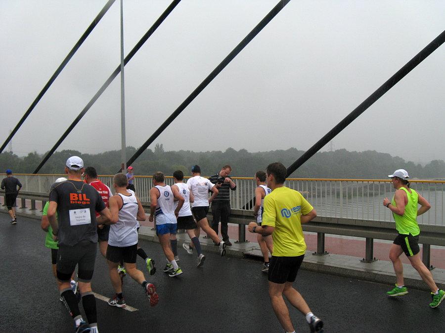 Tomek na maratonie wrocławskim w trakcie maratonu