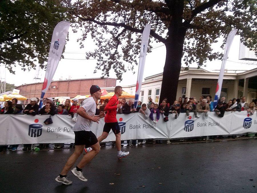 Tomek na maratonie wrocławskim juz dobiega do mety