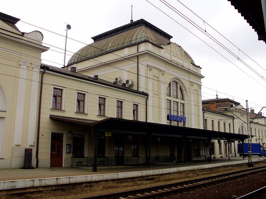 Widok dworca kolejowego w Tarnowie od strony peronów