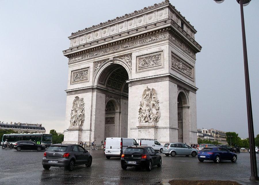 Łuk Triumfalny w całej okazałości
