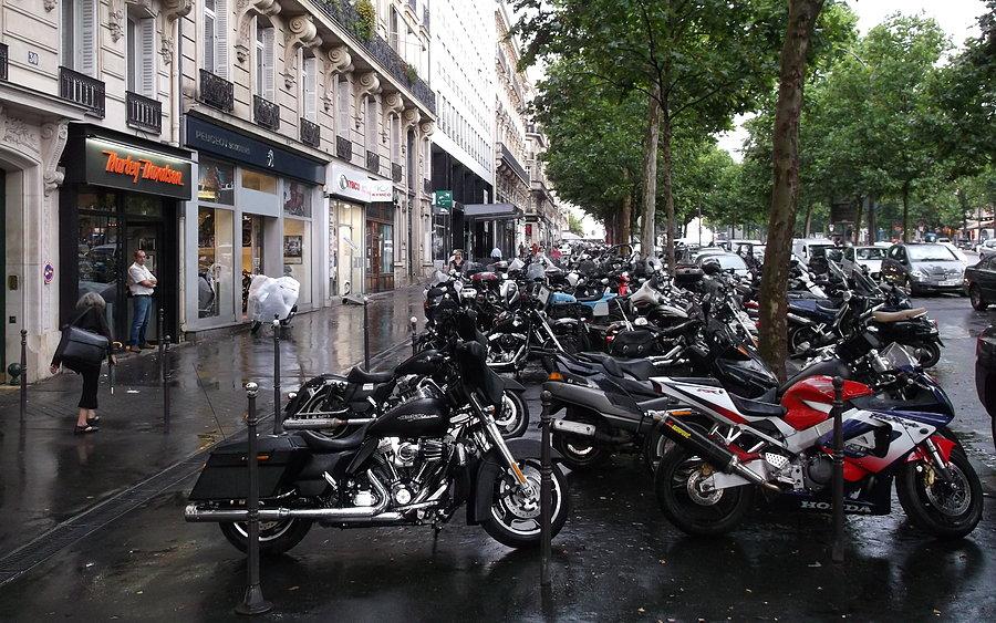 W Paryżu jest mnówsto motocykli i skuterów wszelakiej marki
