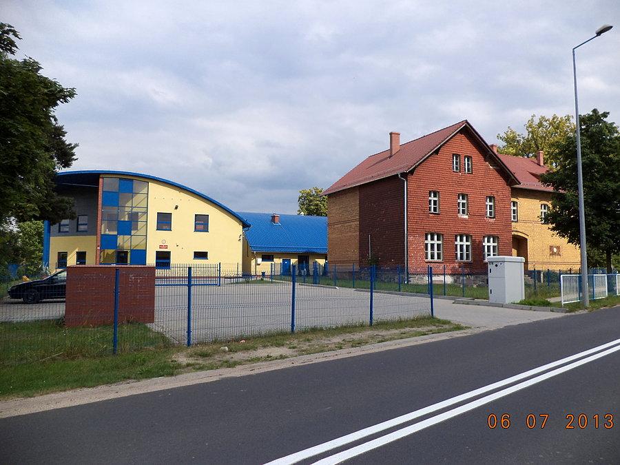 Stara i nowa szkoła w Tomisławiu