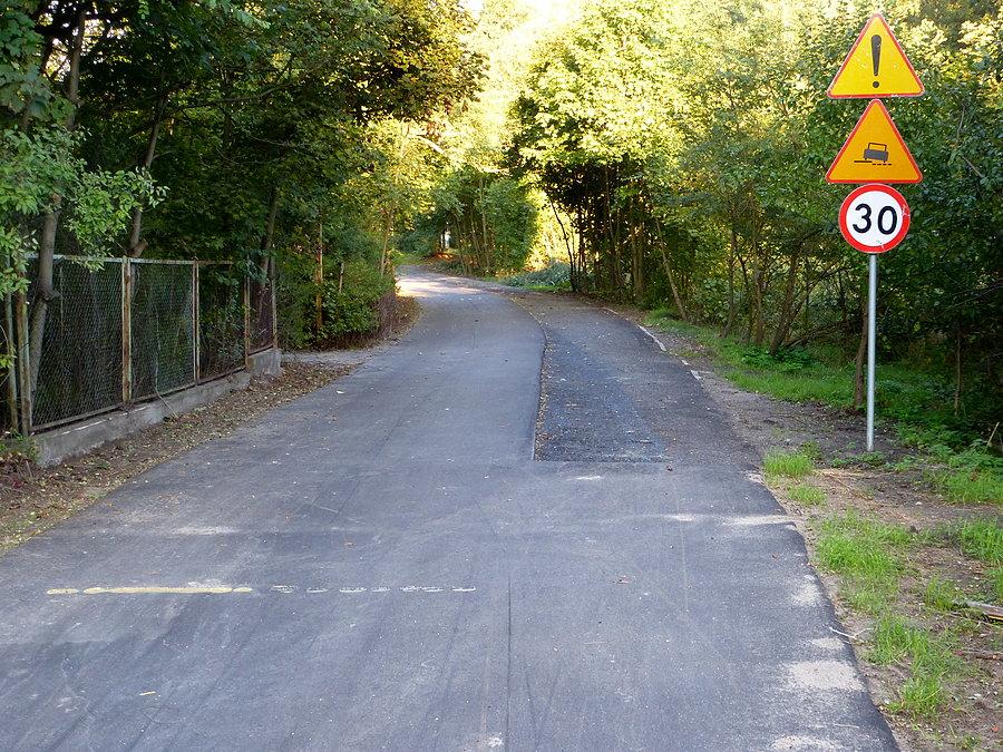 Od rynkowskiego wiaduktu do ul.Podkowa pojawiła się nowa asfaltowa nawierzchnia (chyba z okazji wrześniowego triathlonu)