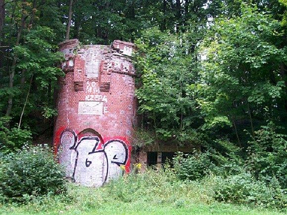Zrujnowana miejska wieża ciśnień na Górze Chełmska