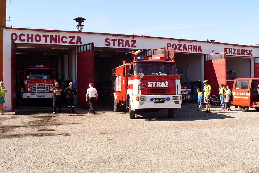 Strażacy wyruszają do akcji - w pobliżu paliło się siano