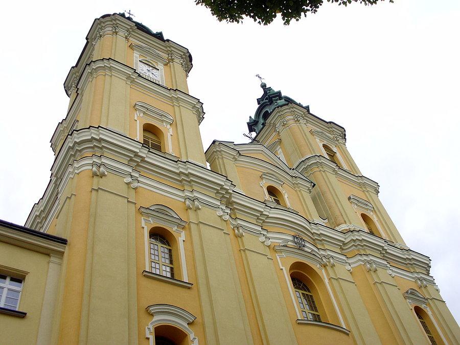 Stara Wieś - fasada kościoła