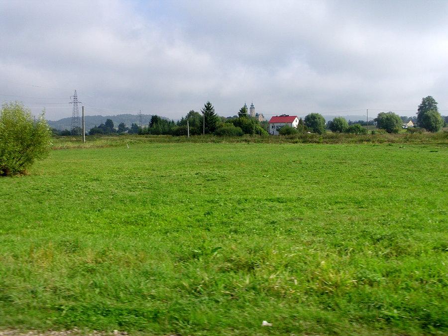 W oddali mijamy jeszcze sanktuarium w Starej Wsi