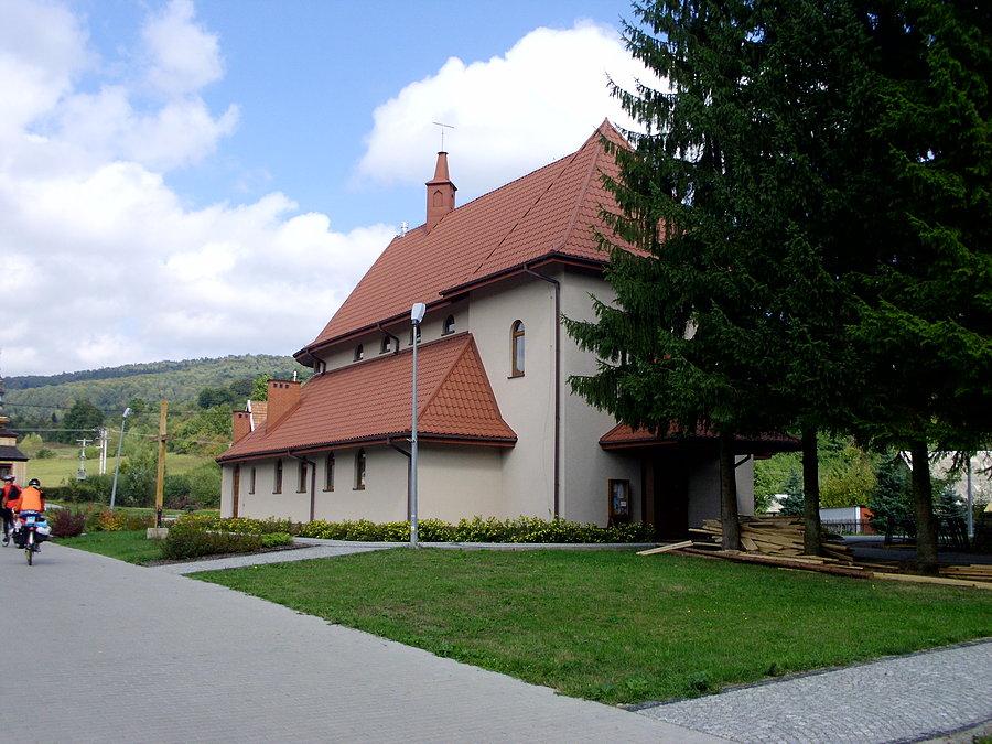 Kościół w Krempnej od strony drogi