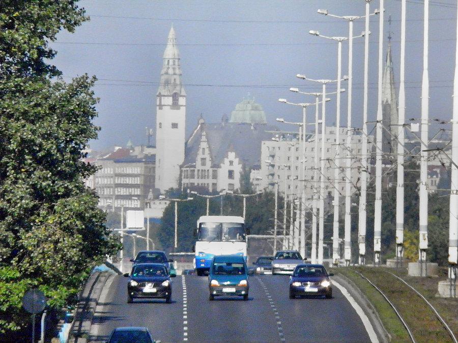 Widok z kładki nad ulicą Gdańską, która jest główną ulicą dojazdową do miasta