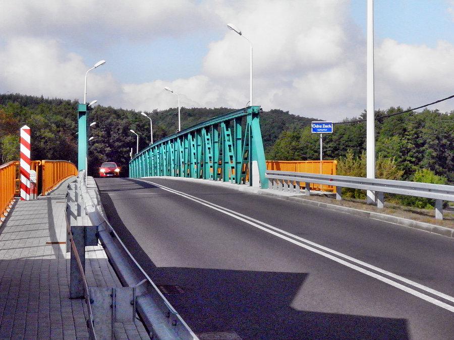 Graniczny most na Odrze pomiędzy Gryfinem a Mescherin