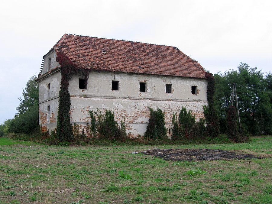 Stary spichlerz w Łące