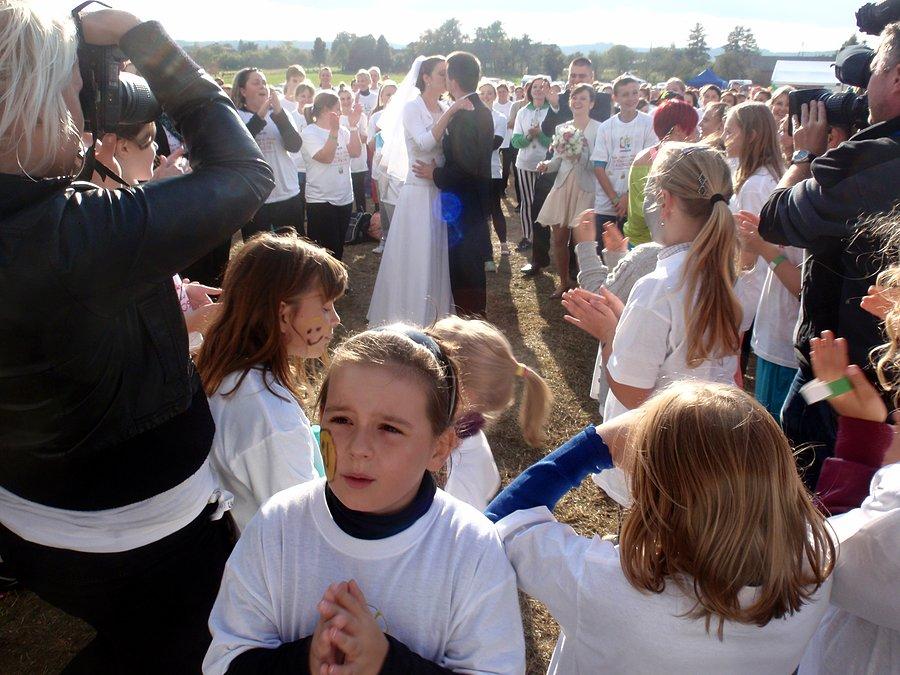 Para młoda na biciu rekordu w tańcu zumba